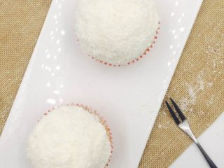 花样纸杯蛋糕
cupcake磅蛋糕版,这一款是椰子口味，原味的奶油打发后，表面蘸上少许椰蓉装饰