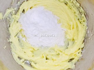 花样纸杯蛋糕
cupcake磅蛋糕版,软化后的黄油加入糖粉打发