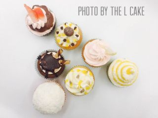 花样纸杯蛋糕
cupcake磅蛋糕版,这里一共是6种口味：草莓、草莓巧克力、芒果、芒果巧克力、巧克力、椰蓉，分别做了7种造型