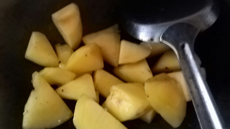 发菜土豆骨头汤,土豆熟了。