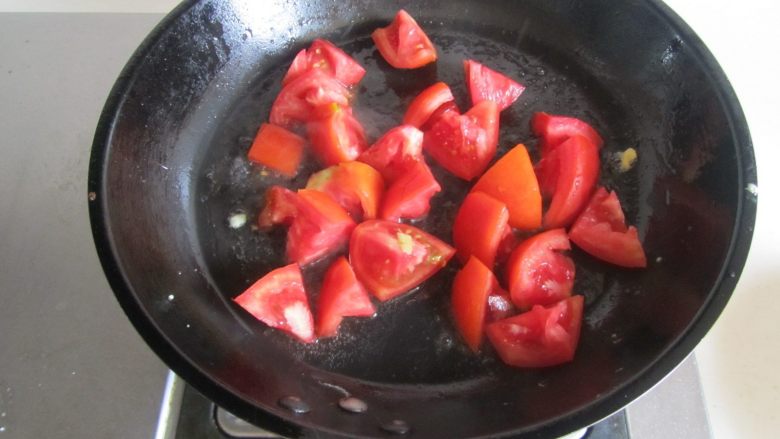 韭黄番茄炒鸡蛋,热锅凉油， 放入番茄进去翻炒；