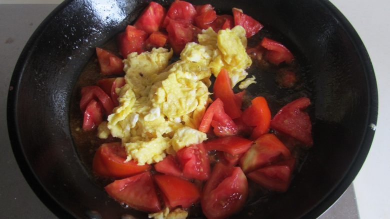 韭黄番茄炒鸡蛋,再放入炒好的鸡蛋翻炒均匀；