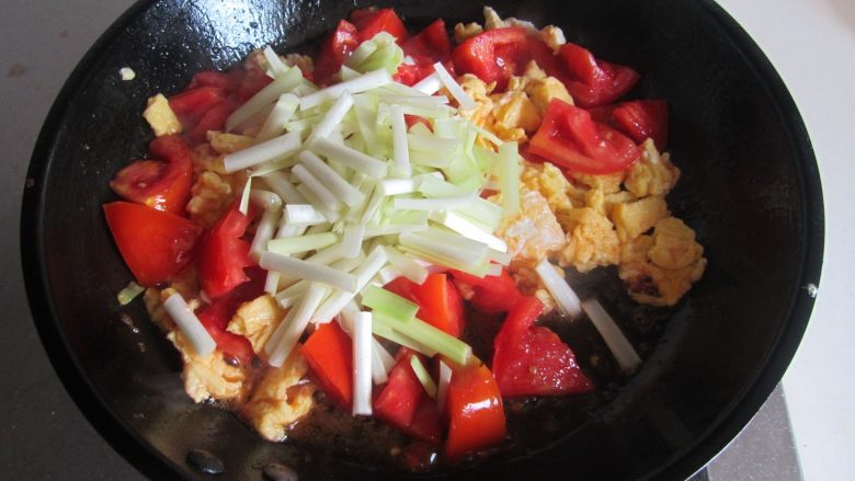 韭黄番茄炒鸡蛋,出锅前加入适量的盐调味，盛入盘中， 撒上小葱末。