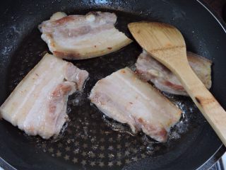 家常爌肉便当,三层肉下锅稍微炒出油后
加入姜片,蒜苗,煸出香味
观察猪肉表面微焦时
--
加入三大匙酱油,二大匙
素蚝油,炒至猪肉上色