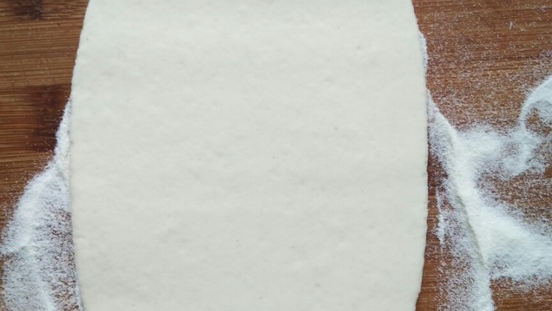 口袋饼,取一个剂子擀成椭圆形或者长方形，中间抹油。留出边缘大约1 cm不抹油
