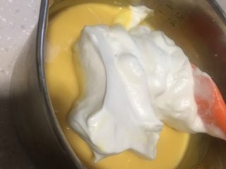 烫面蛋糕,放1/3的蛋白糊在蛋黄糊里翻拌手法、快速搅拌均匀后。