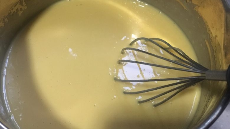 烫面蛋糕,蛋黄液慢慢地分次加入搅拌均匀至顺滑、水油不分离。