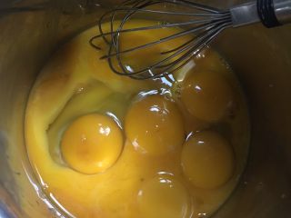 烫面蛋糕,8个蛋黄分离出来、加入一个全蛋，用手抽搅拌均匀。