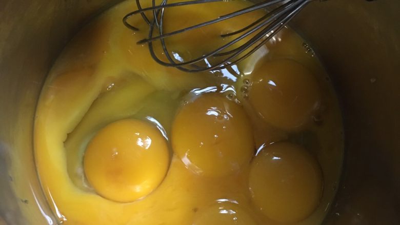 烫面蛋糕,8个蛋黄分离出来、加入一个全蛋，用手抽搅拌均匀。