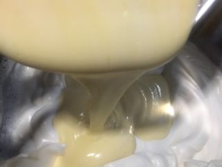烫面蛋糕,再将蛋黄糊倒回蛋白糊用翻拌手法、快速搅拌均匀。