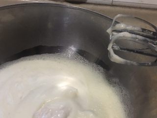 烫面蛋糕,蛋白变白色细泡后第二次加入1/3糖继续高速打发。