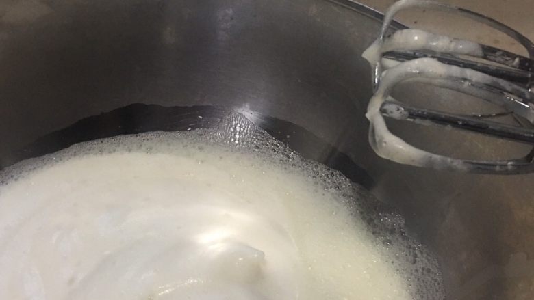 烫面蛋糕,蛋白变白色细泡后第二次加入1/3糖继续高速打发。