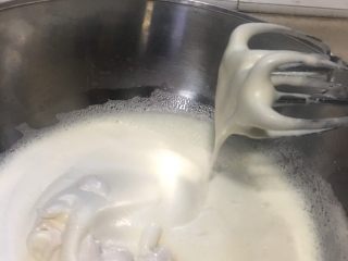 烫面蛋糕,蛋白打发至打蛋器提起是大弯钩时加入最后一次细砂糖，转用中速打发。