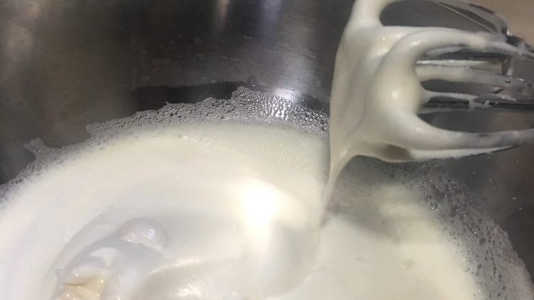 烫面蛋糕,蛋白打发至打蛋器提起是大弯钩时加入最后一次细砂糖，转用中速打发。
