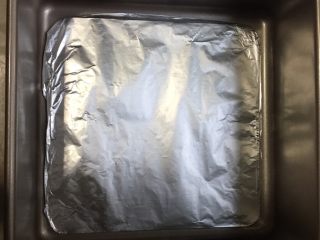 烫面蛋糕,学厨8.5寸方形模具底部提前包好锡纸。