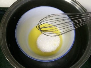 椰子挞,黄油隔热水至溶化，加入细砂糖搅拌均匀。