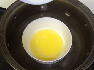 椰子挞,黄油隔热水溶化，加入细砂糖继续搅拌溶解。