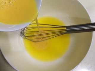 椰子挞,稍放凉后，加入鸡蛋液搅拌均匀。