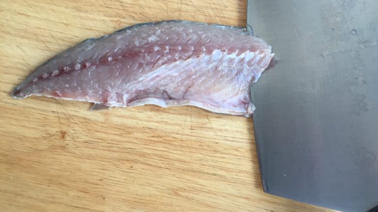 油煎青占鱼,顺鱼肉的方向，从头颈部开始，刀侧倒30-45度，把鱼肉切块