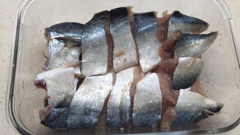 油煎青占鱼,鱼块用4克盐腌制30分-60分钟。我觉得腌过的肉质更结实。