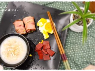 壹人食/阳光营养早餐,芦笋摊在培根里，用筷子卷好