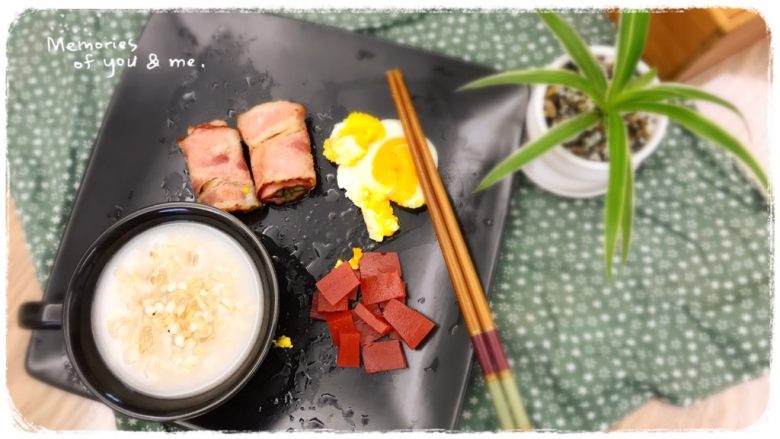 壹人食/阳光营养早餐,芦笋摊在培根里，用筷子卷好