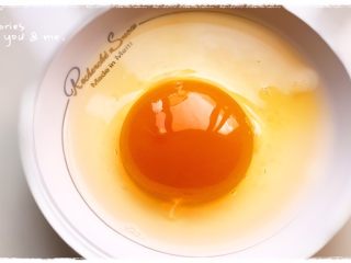 壹人食/阳光营养早餐,鸡蛋打入小碟，放少许料酒（4、5滴），少许盐（7、8粒）