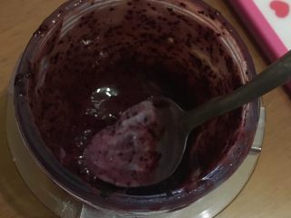 格兰诺拉麦片水果酸奶smoothie,

打成泥后的蓝莓