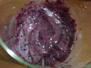格兰诺拉麦片水果酸奶smoothie,杯里放酸奶，然后加蓝莓泥混合，随你喜好任意混合