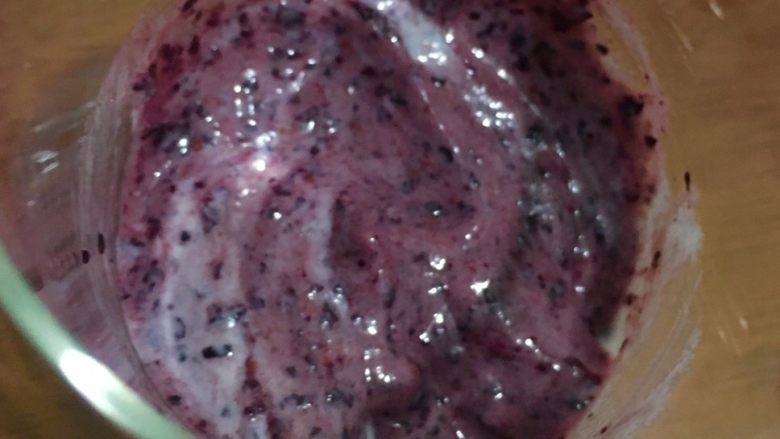 格兰诺拉麦片水果酸奶smoothie,杯里放酸奶，然后加蓝莓泥混合，随你喜好任意混合