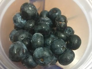 格兰诺拉麦片水果酸奶smoothie,蓝莓洗净，放在料理机里打碎成泥。记得留几颗最后做点缀用。