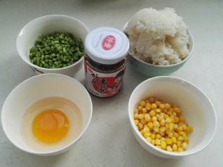 蛋炒饭,准备好的原料。豆角洗净切碎，熟玉米棒剥粒，鸭蛋打碗中，加一汤匙水、一点盐搅匀。