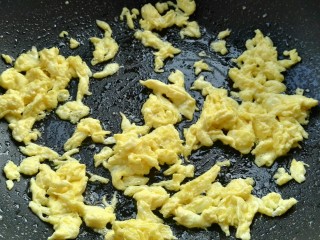 蛋炒饭,倒入蛋液用筷子抄炒，盛碗中。
