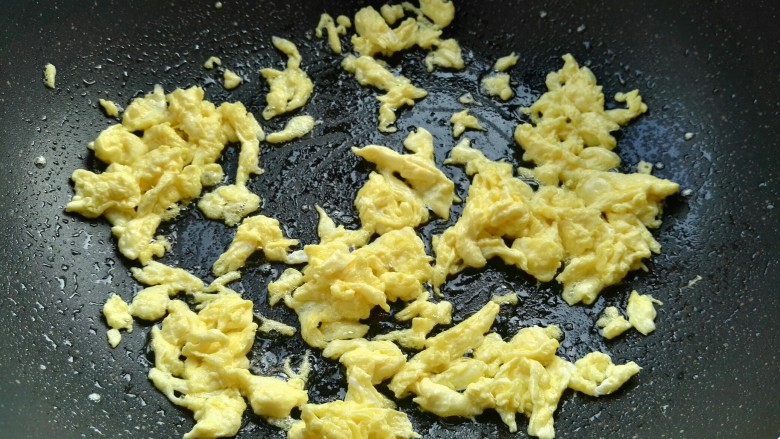 蛋炒饭,倒入蛋液用筷子抄炒，盛碗中。