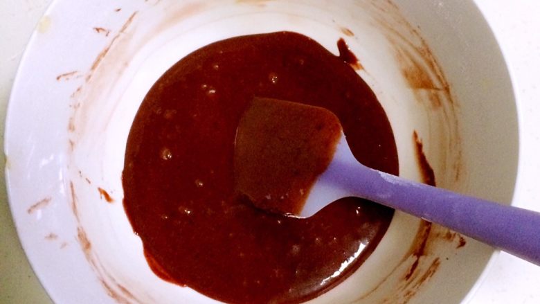 红丝绒奶油蛋糕杯,用刮刀翻拌均匀备用。