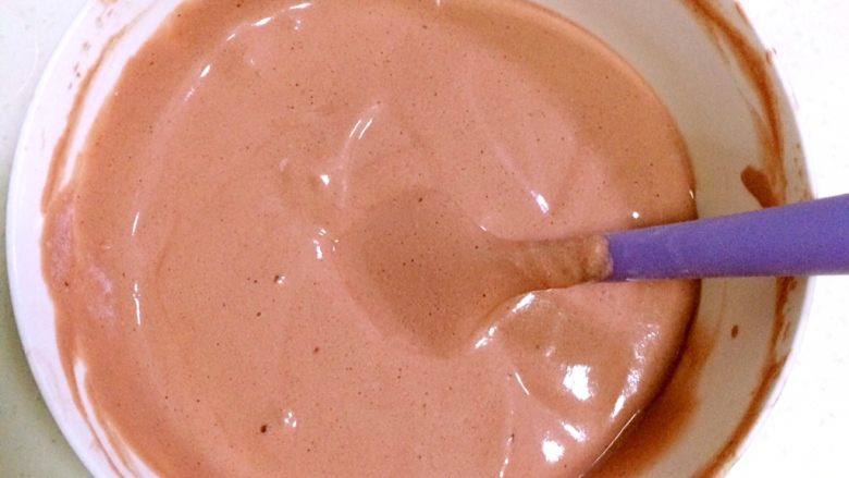 红丝绒奶油蛋糕杯,每加入一次蛋白糊拌匀后，再加入下一次的量。