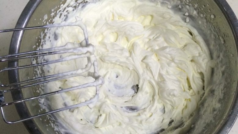 红丝绒奶油蛋糕杯,用电动打蛋器打发打奶油，打至奶油有阻力，有明显的纹路。