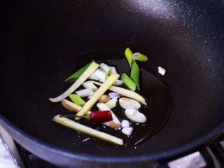 家常烧黄花鱼,锅中放油，将葱、姜、干红辣椒入锅煸香