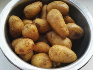 麻辣孜然小土豆,小土豆洗净上锅蒸熟(用筷子轻易扎透就熟了)。