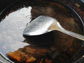 麻辣孜然小土豆,平底锅烧热转中火，倒入花生油(我放的油有点少了，后面又加点油)。