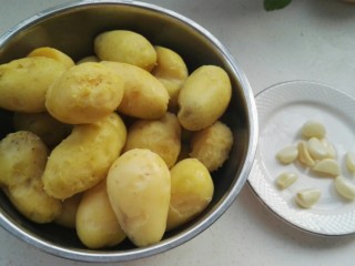 麻辣孜然小土豆,把土豆皮揭掉，剥好的蒜瓣洗净，用刀拍下切碎。