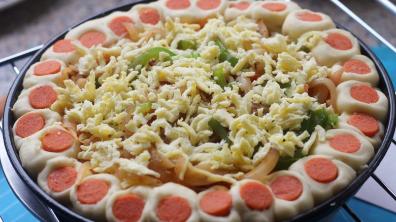 花边披萨,20.撒一层马苏里拉奶酪。