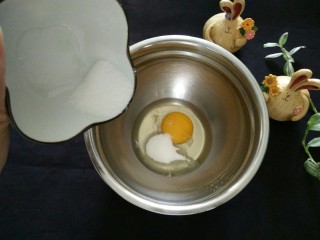 水果千层盒子,将鸡蛋打入盆中，加入幼砂糖。