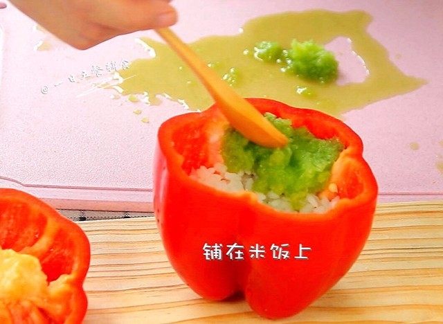 杂蔬蒸饭,将<a style='color:red;display:inline-block;' href='/shicai/ 54'>黄瓜</a>擦成蓉，铺在米饭上。
🌻小贴士：擦成蓉适合1岁以下的宝贝，大宝宝切切碎就好了。