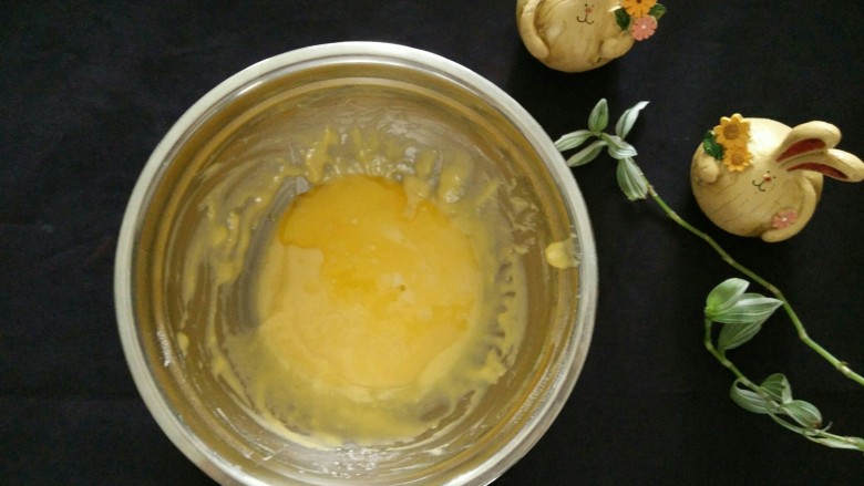 火龙果千层盒子/芒果千层盒子,将融化好的黄油加入到之前的面糊中，搅匀。