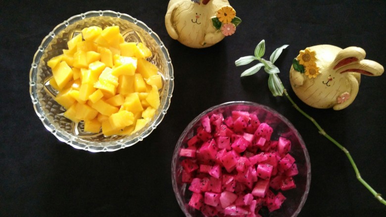 火龙果千层盒子/芒果千层盒子,将水果切小丁状备用。