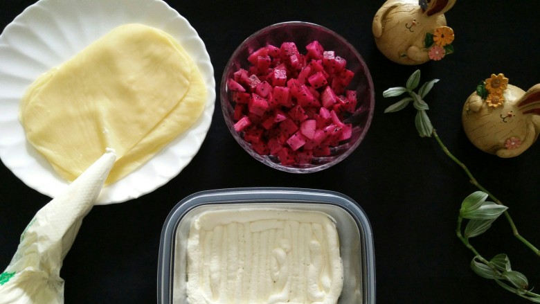 火龙果千层盒子/芒果千层盒子,挤入淡奶油，淡奶油要铺满整个底部。