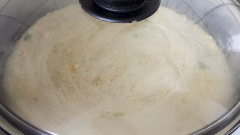 咸蛋芝麻葱油酥饼,12.盖上锅盖，保持中火煎烙。