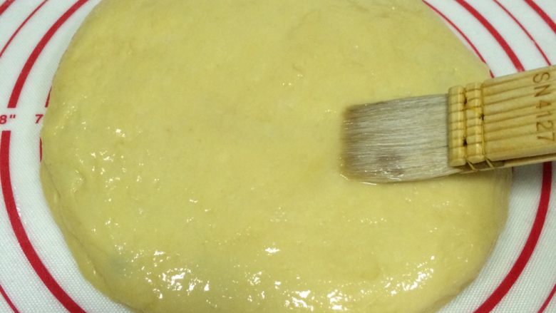 红豆葡萄干松饼,铺上第二块面饼，周围压实了，表面刷上鸡蛋液。