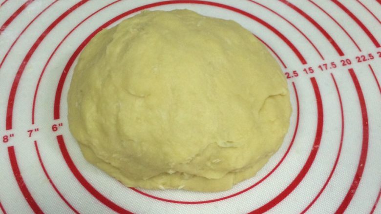 红豆葡萄干松饼,然后用手揉成团。